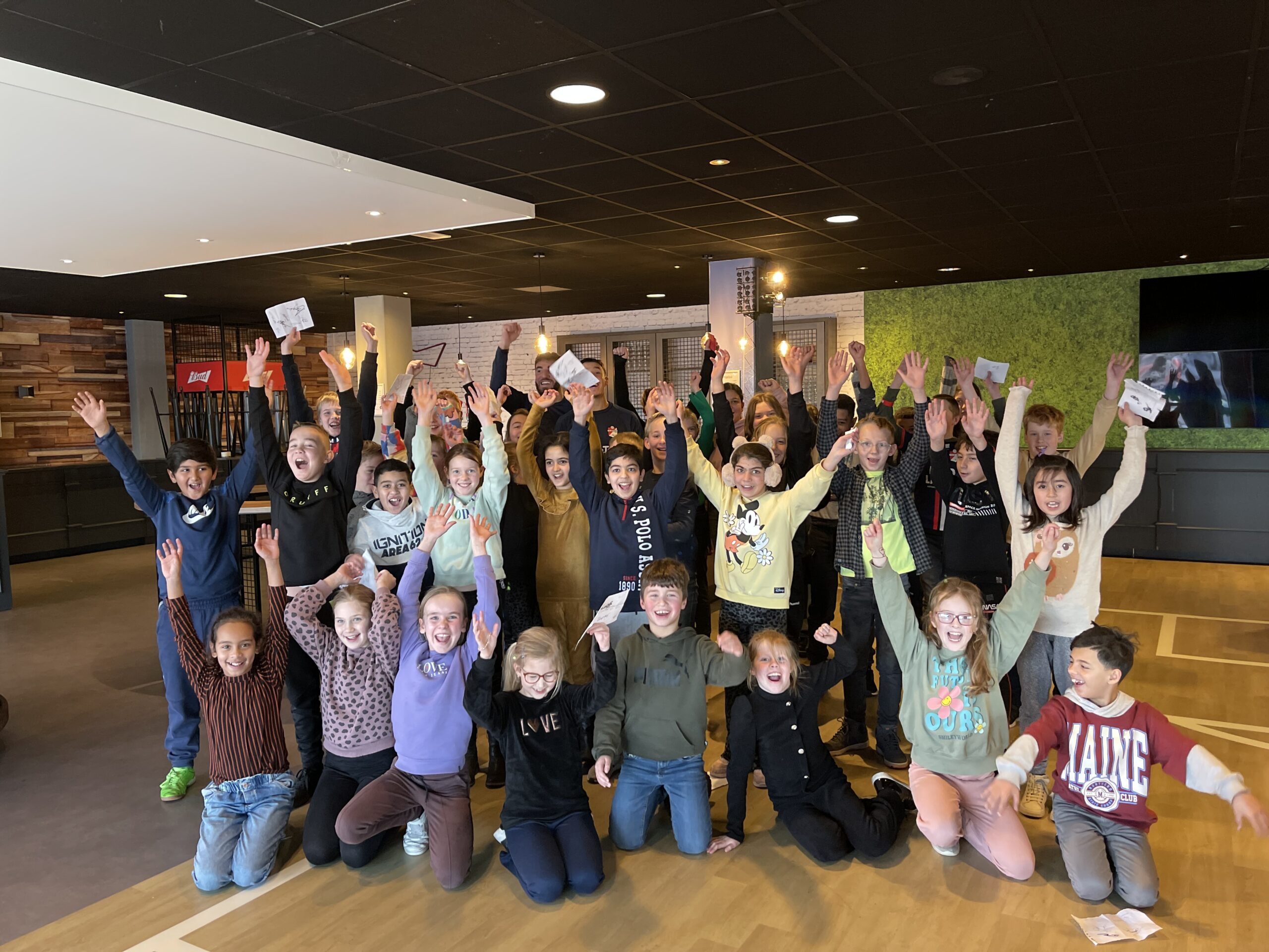 Leerlingen FC Emmen School vragen spelers hemd van het lijf bij