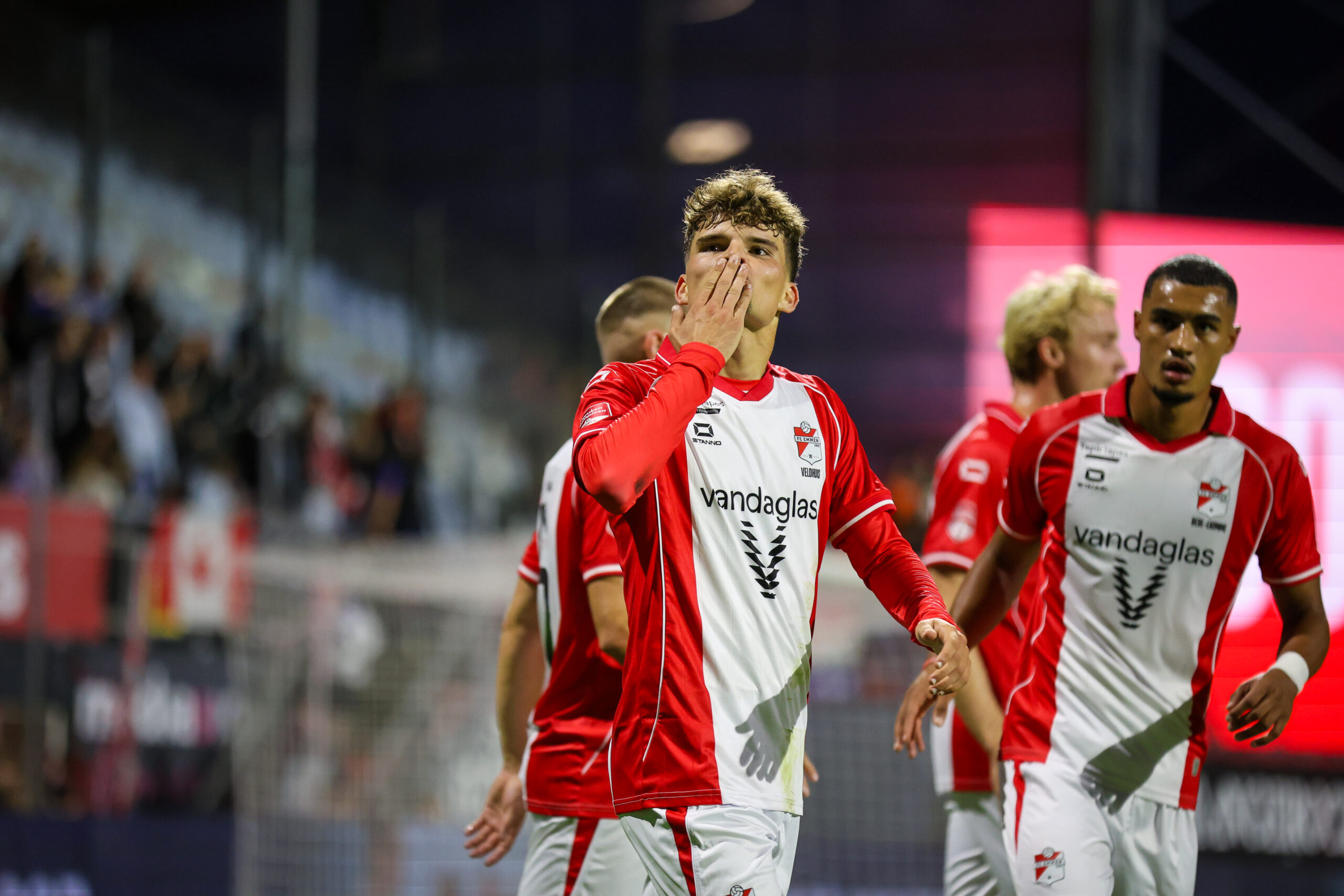 FC Emmen wint heerlijk voetbalgevecht van FC Volendam